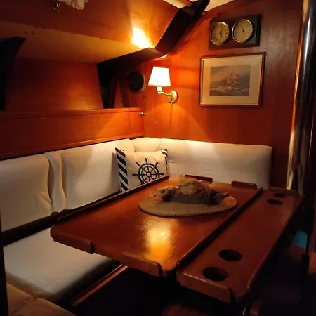 Dormire In Barca A Vela *