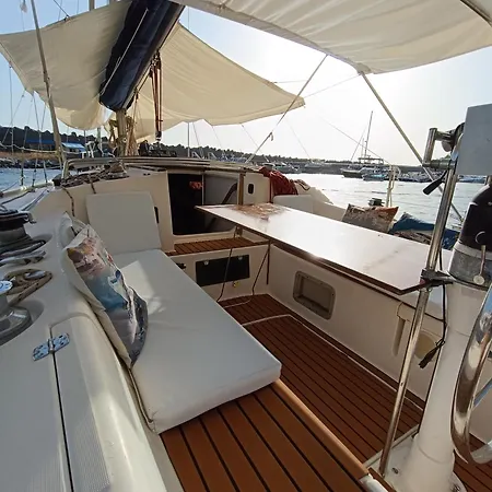 Dormire In Barca A Vela Bådhotel Maratea