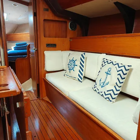 Dormire In Barca A Vela *