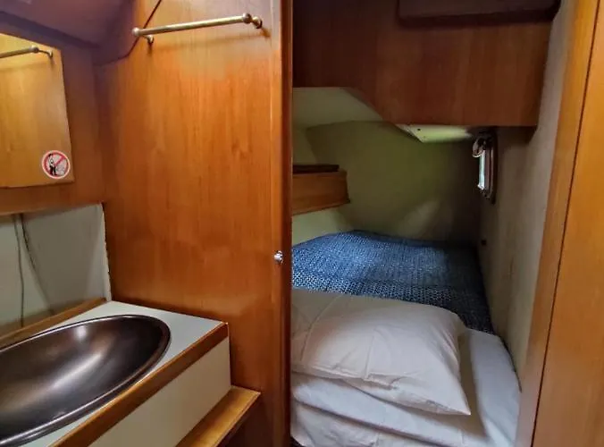 Dormire In Barca A Vela