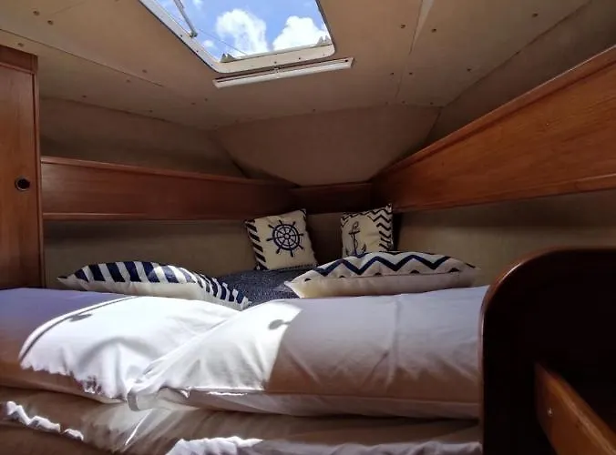 Dormire In Barca A Vela *