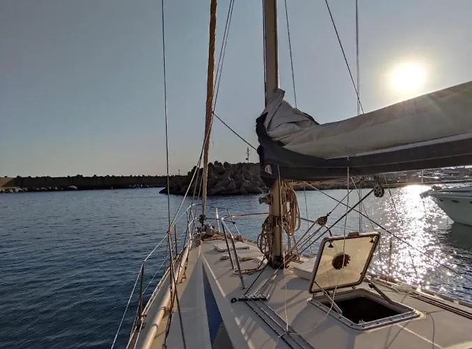 Dormire In Barca A Vela Bådhotel Maratea