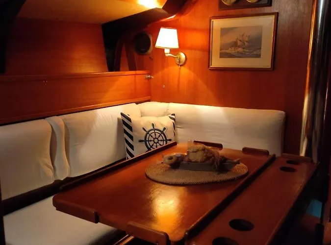 Dormire In Barca A Vela *