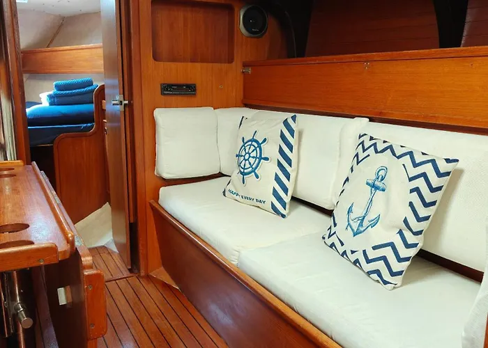 Dormire In Barca A Vela *